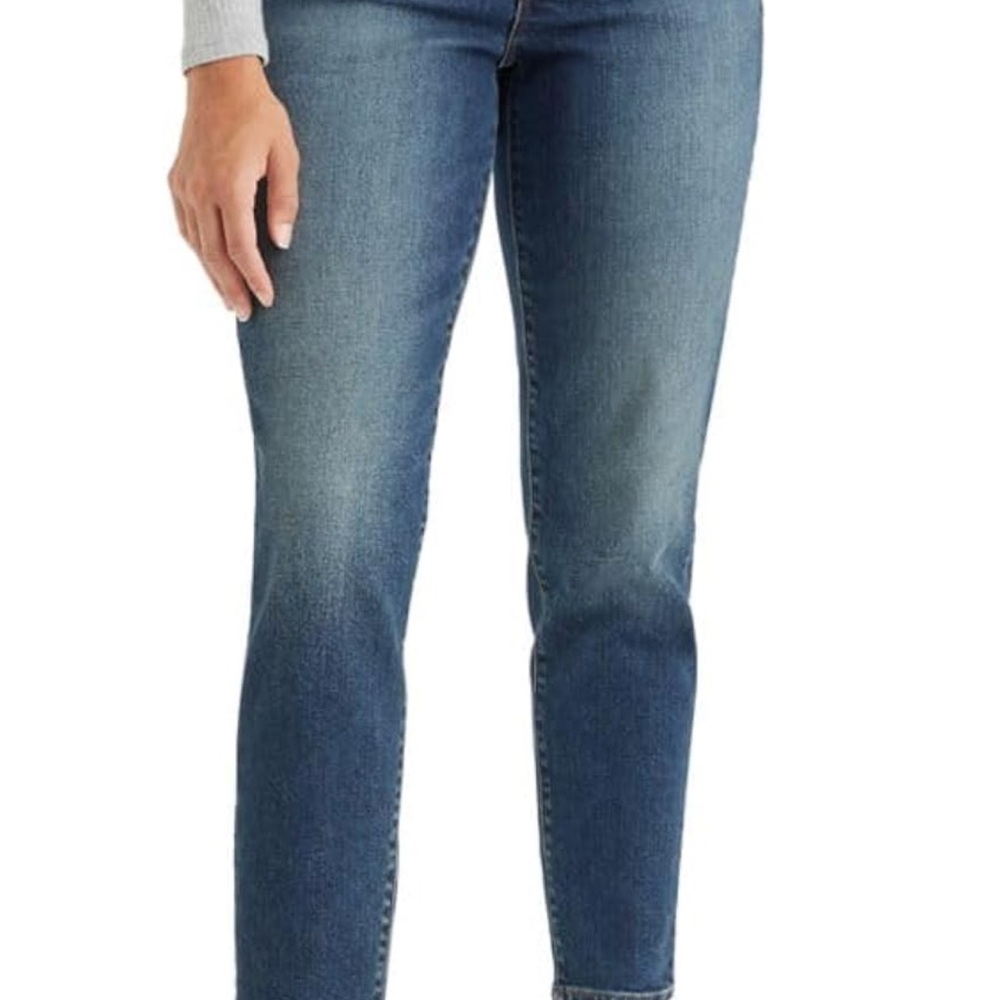 Levi’s High Waisted Mom Jeans size 28